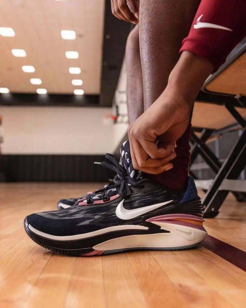 近几年new balance攻势迅猛,从安踏那里抢走拉文还历历在目,拉文的