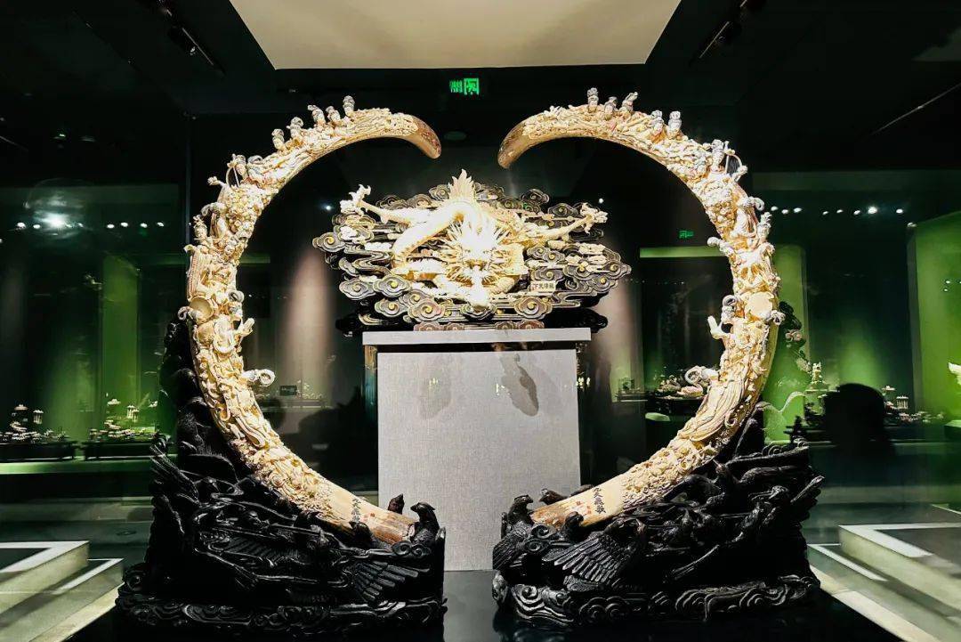 展馆集中展示了信宜籍国际著名猛犸牙雕艺术大师朱忠盛先生600多件