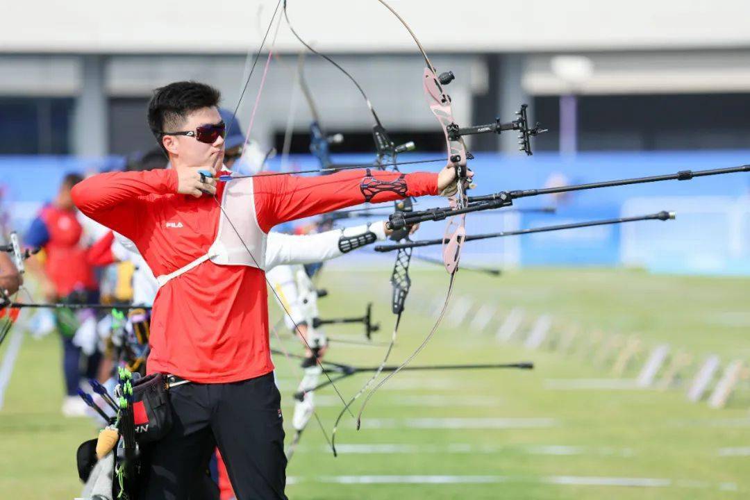 在射箭反曲弓混合团体八分之一淘汰赛中,内蒙古运动员海丽玕搭档国家