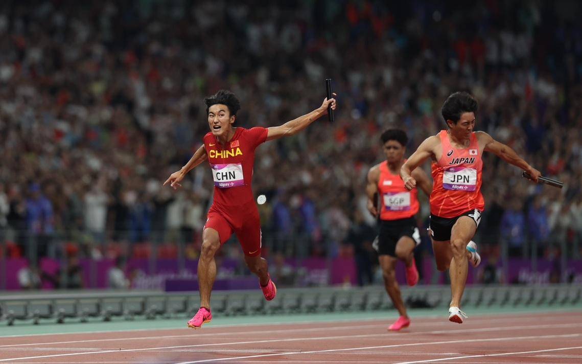 谢震业"带飞"3个00后,中国男子百米接力完成传承_陈佳鹏_亚运会_战场
