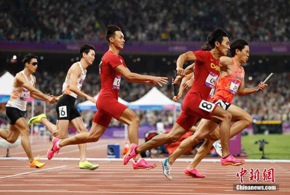 (杭州亚运会)中国队获得田径男子4x100米接力冠军_选手_陈佳鹏_中新社