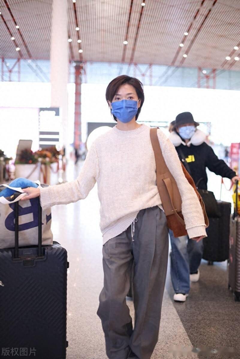 街拍:万茜米白色针织衫 灰色老爹西裤 麂皮单肩包轻松随性_北京_机场