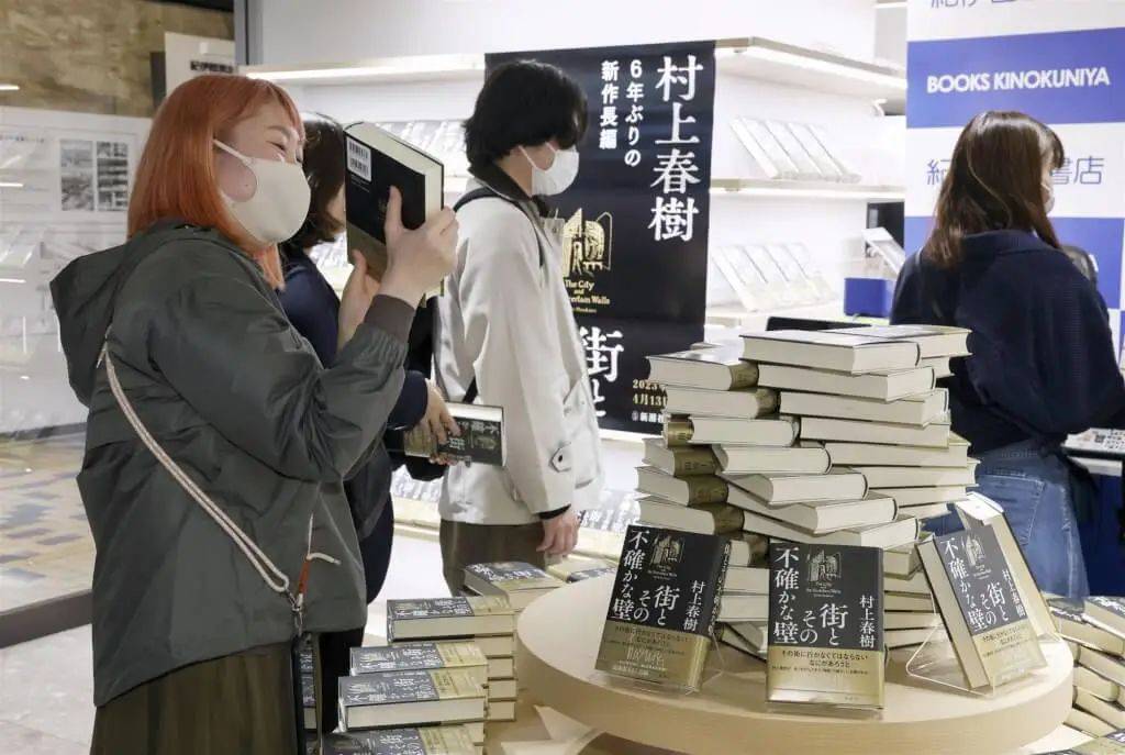 诺奖“陪跑”17年也没关系,书卖得最好的还是村上春树_日本_收入_小说