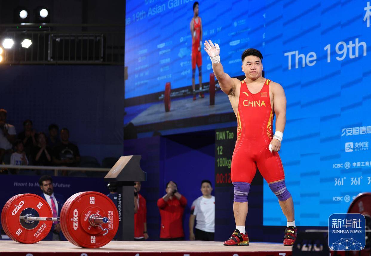 新华社记者杨磊摄↑冠军中国选手田涛(中),亚军朝鲜选手罗光列(左)