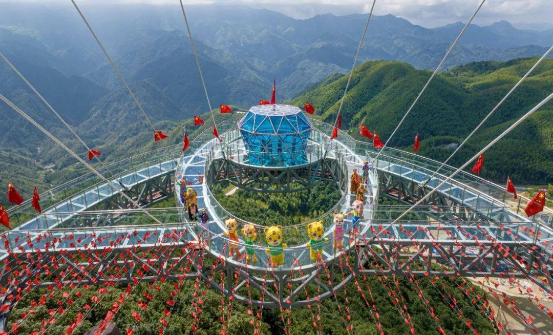 持续火爆,梅花山虎园迎双节打卡热潮_马莉泉_审核_玻璃