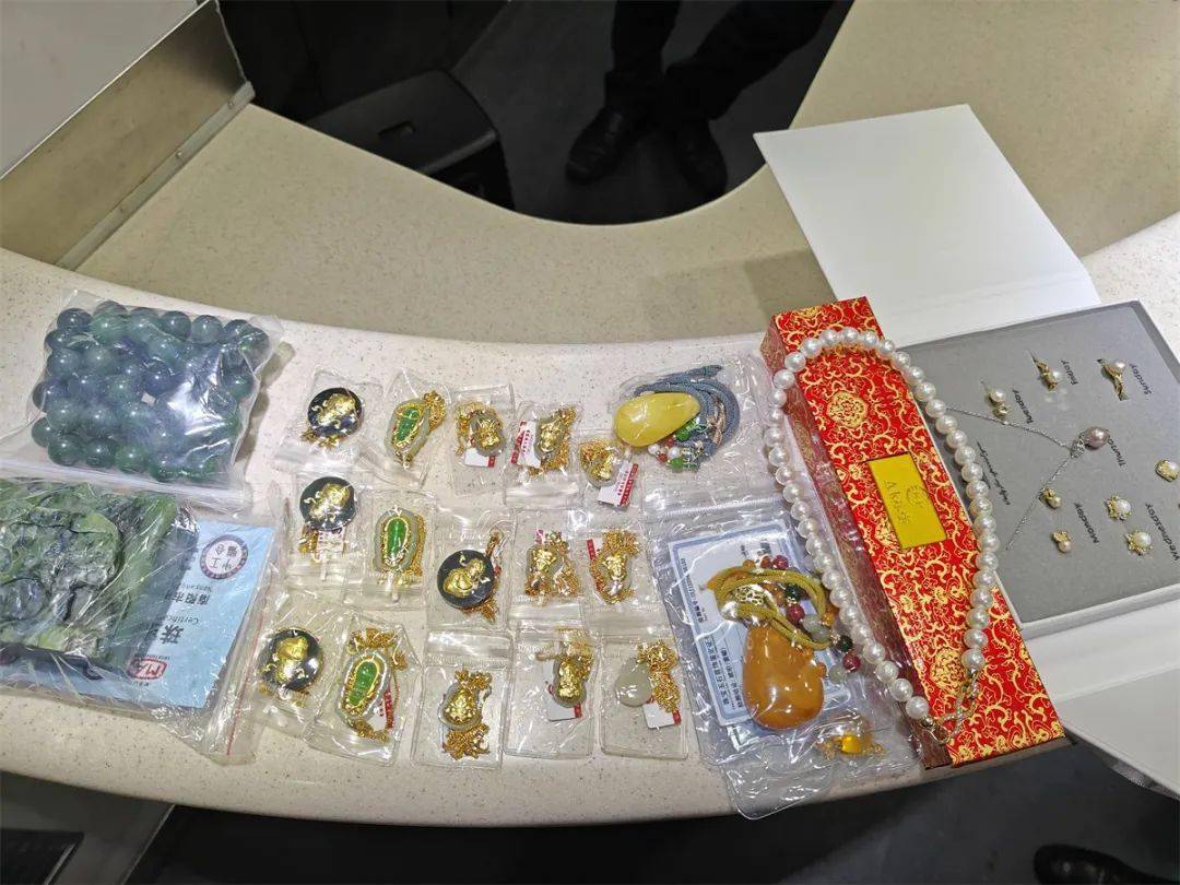 晏梓译按照规定开启记录仪,和乘警一道进行开箱登记.