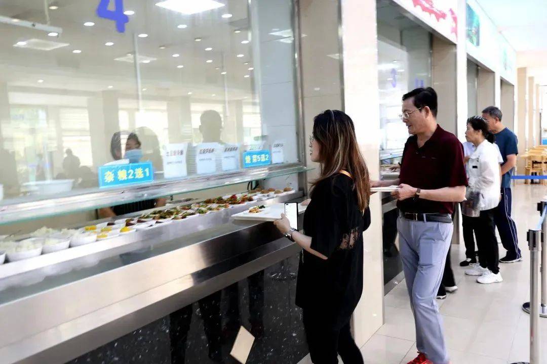 “扬州”假期，这里的市政府食堂向游客开放，四菜一汤28元，还可以免费停车