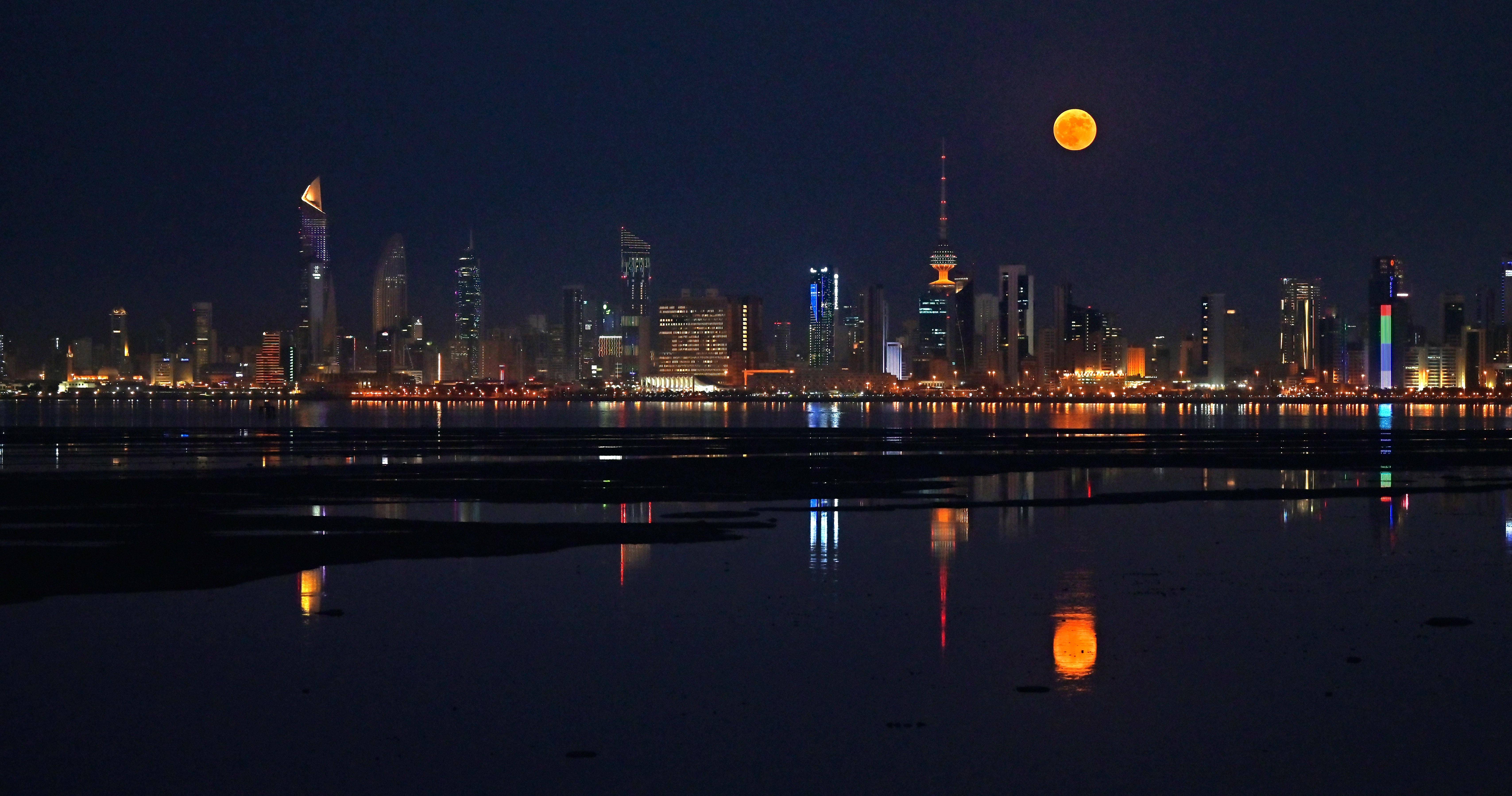 (国际·一周看天下)科威特:圆月当空
