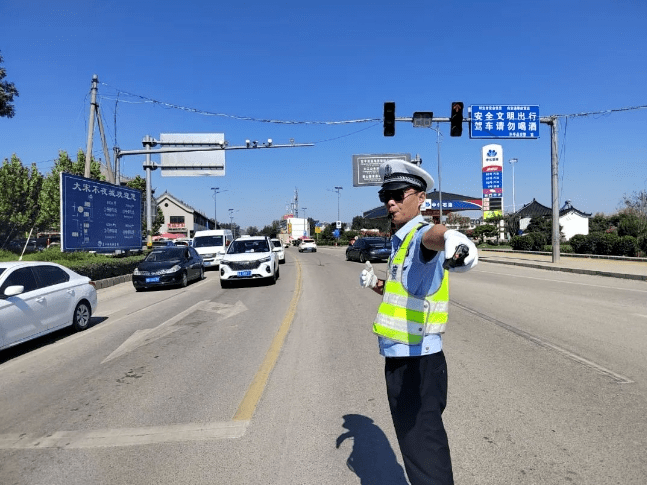 东平交警图片