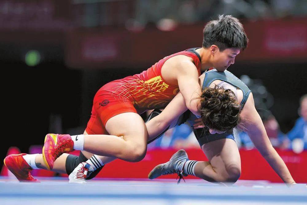 图为龙佳(左)在比赛中.