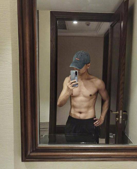 李现不同平台晒腹肌照 竟差别对待_图片_照片_高清