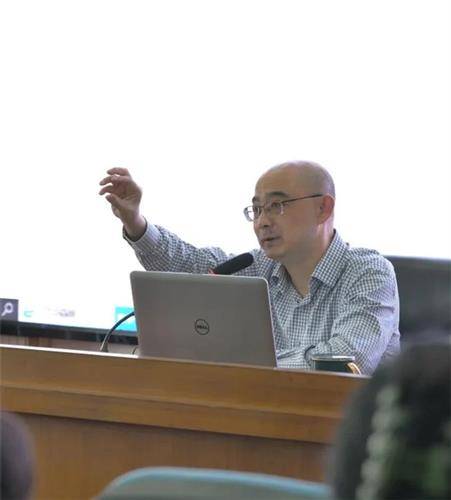 专家引领促成长 最是书香能致远——上海市教研员薛峰到校做《精读