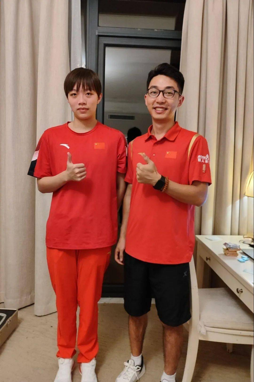 亚运会首个比赛日上程玉洁在女子4x100米自由泳接力决赛中与杨浚瑄