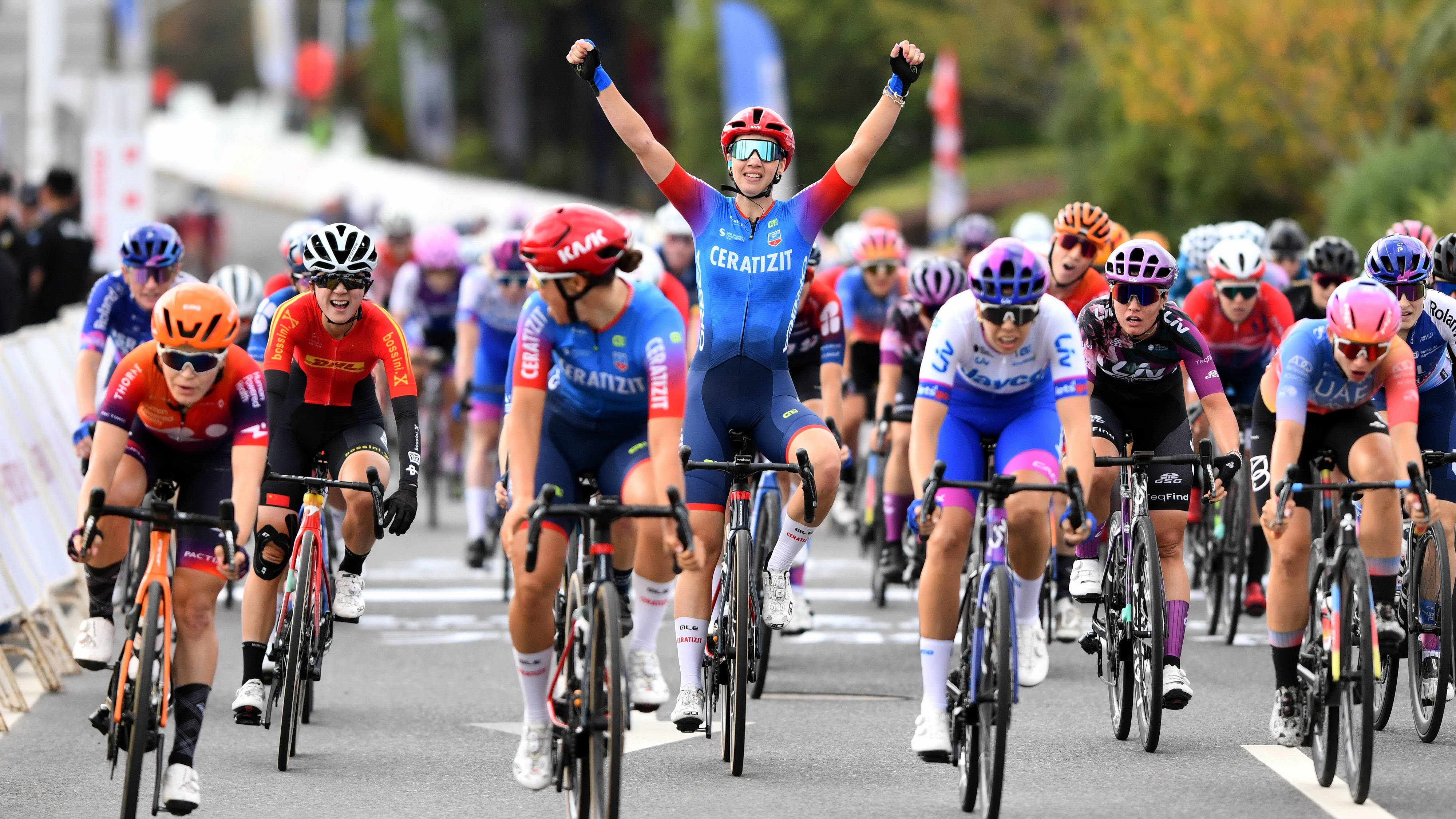 国内唯一女子世巡赛多日赛,环崇明岛女子自行车世巡赛鸣枪_赛段_唐欣