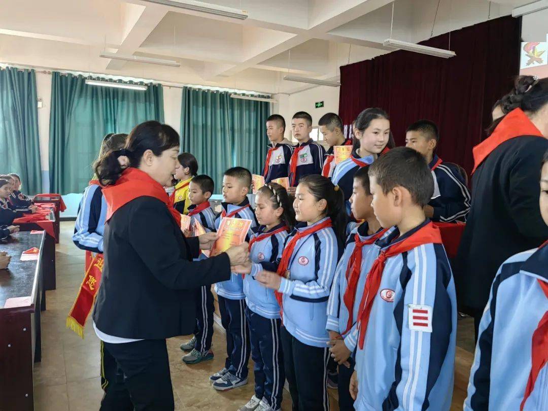 "红领巾心向党 争做新时代好队员"——福海县西城区寄宿制学校第六次