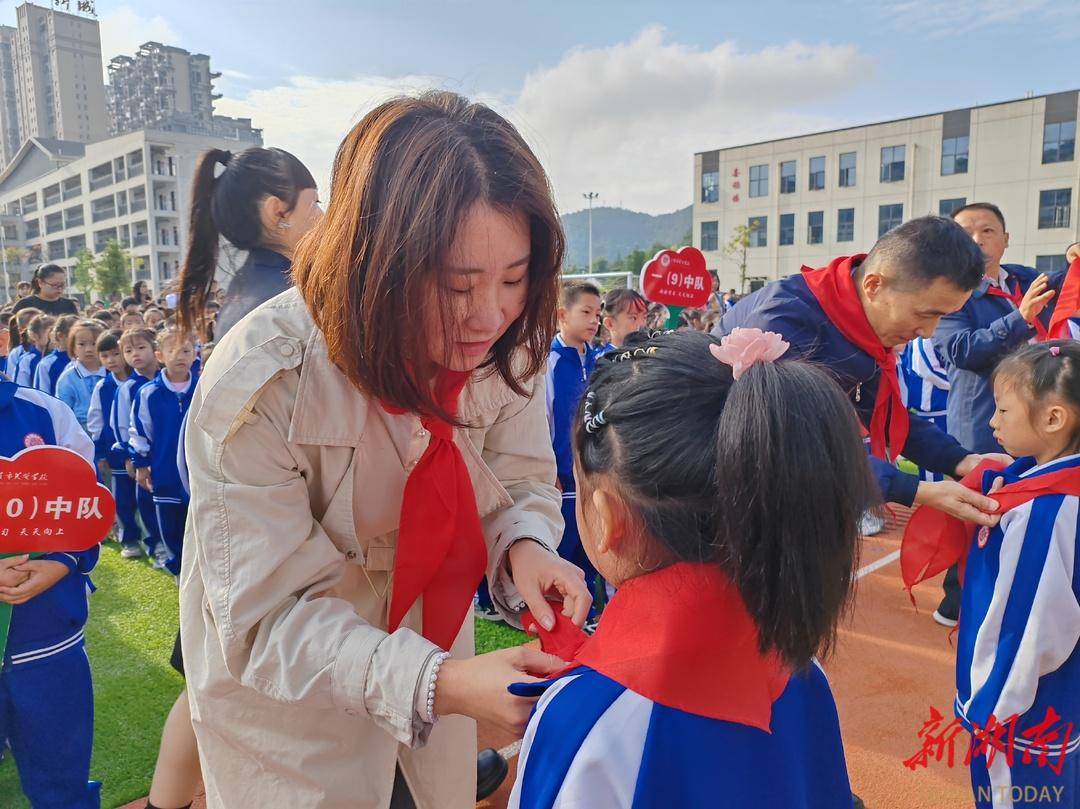 成长心连心"为主题的第二批新队员入队仪式,团市委副书记宁晓芳,吉首