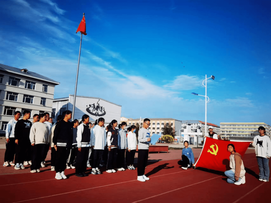 友谊县第二中学少先队大队联合校关工小组,在校开展了"我向党旗敬个礼