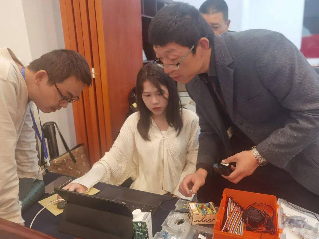 学习培训共成长，融合智慧赴未来——开化县“ 基于新课标的信息科技教学能力”培训