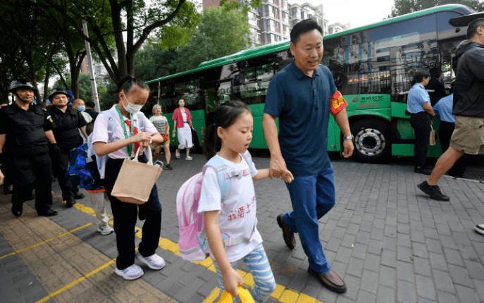 北京试点通学车后,校门口接送学生的三四轮车,小汽车变少了_运行_线路