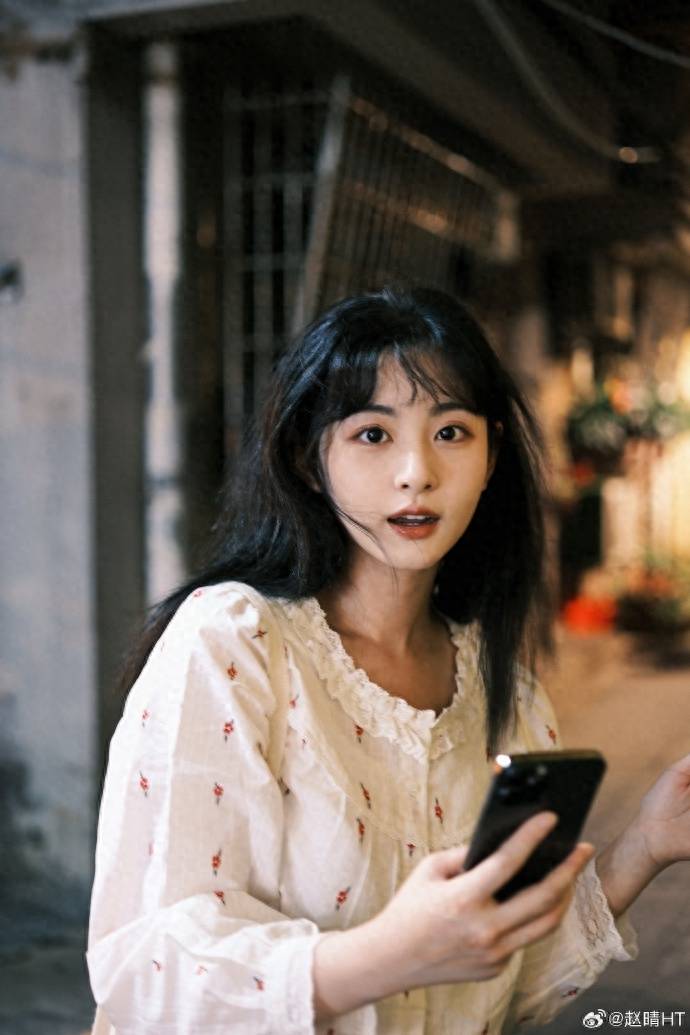 据悉,赵晴此前是汉服圈网红,名为"全麦小核桃",曾被评撞脸赵丽颖.