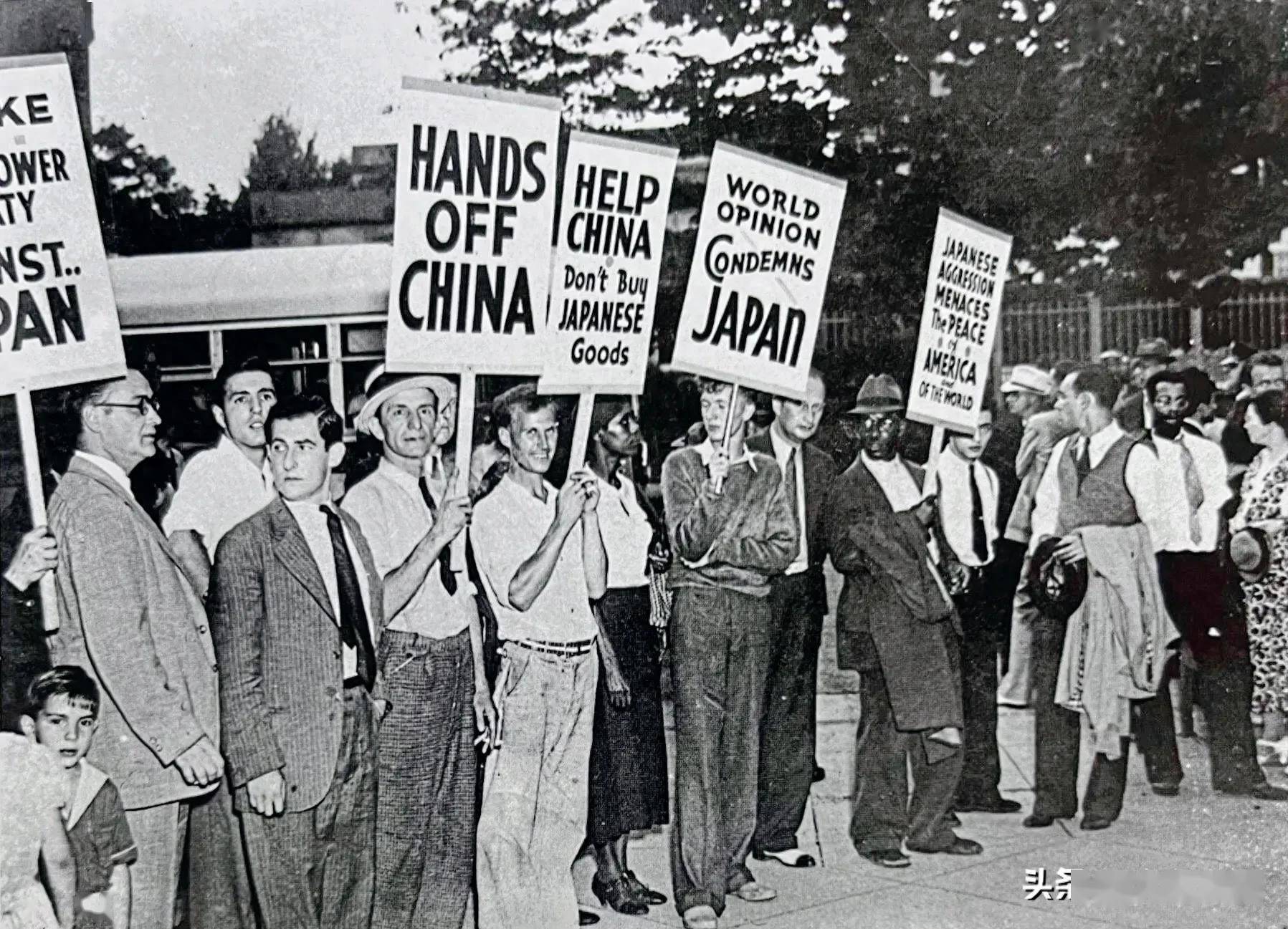 美国人士举行示威大游行经过日驻纽约领馆前示威时情形