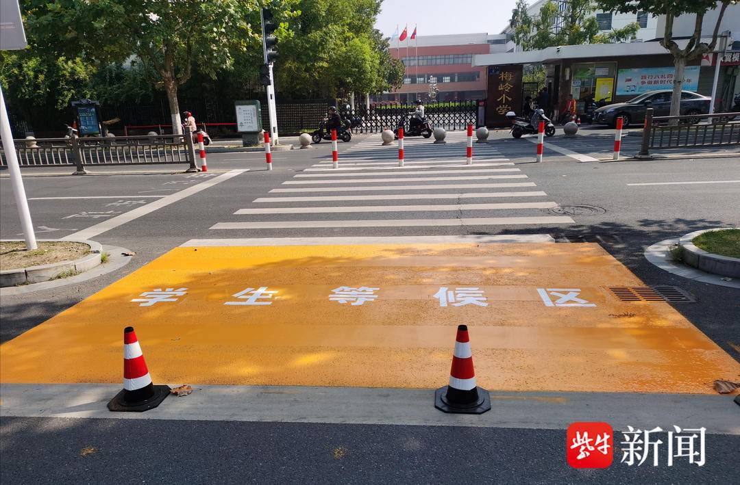 近期众多学生家长举报投诉,称梅岭小学史可法校区西侧扬州宾馆围挡