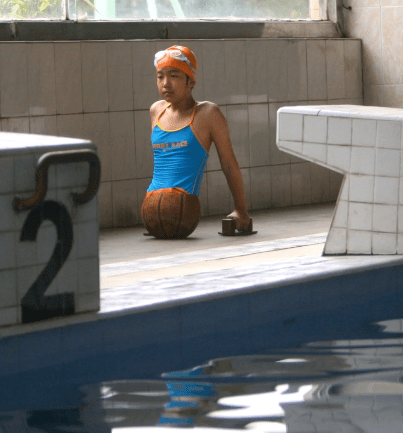 新闻人物丨感动无数人的"篮球女孩",跟警察有一段不解之缘!