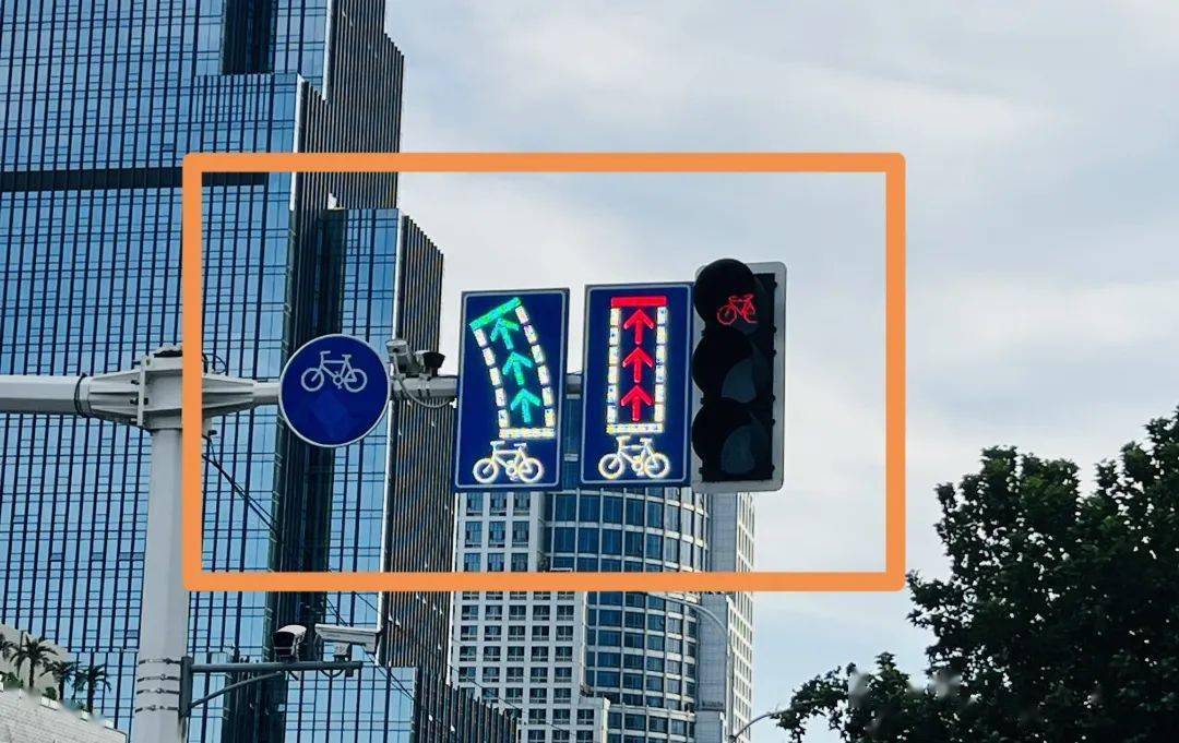 电动车红绿灯左拐图片