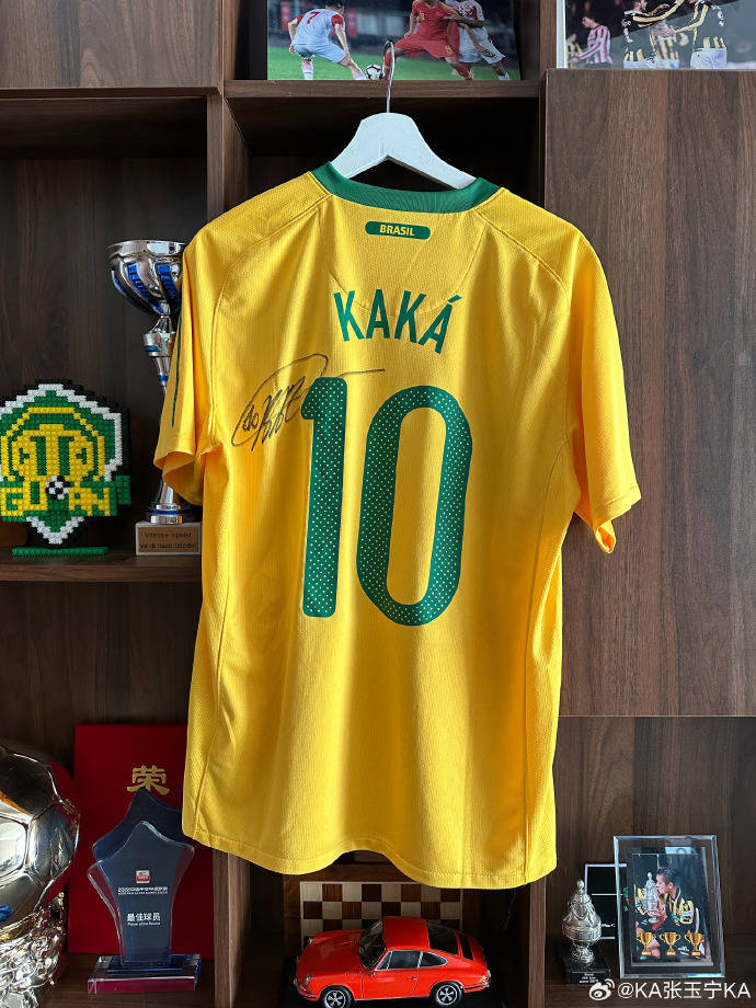 张玉宁晒合照:成为像卡卡一样的球员伴随我的人生,并仍将激励我_球衣