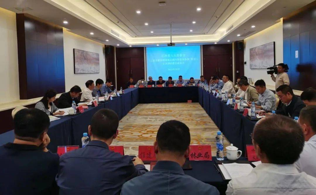 总磷污染防治条例(草案)》立法调研,市人大常委会副主任肖立新陪同