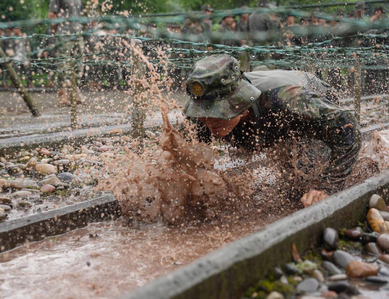 士说心语丨匍匐前进教会我勇敢向前_训练场_动作_口令