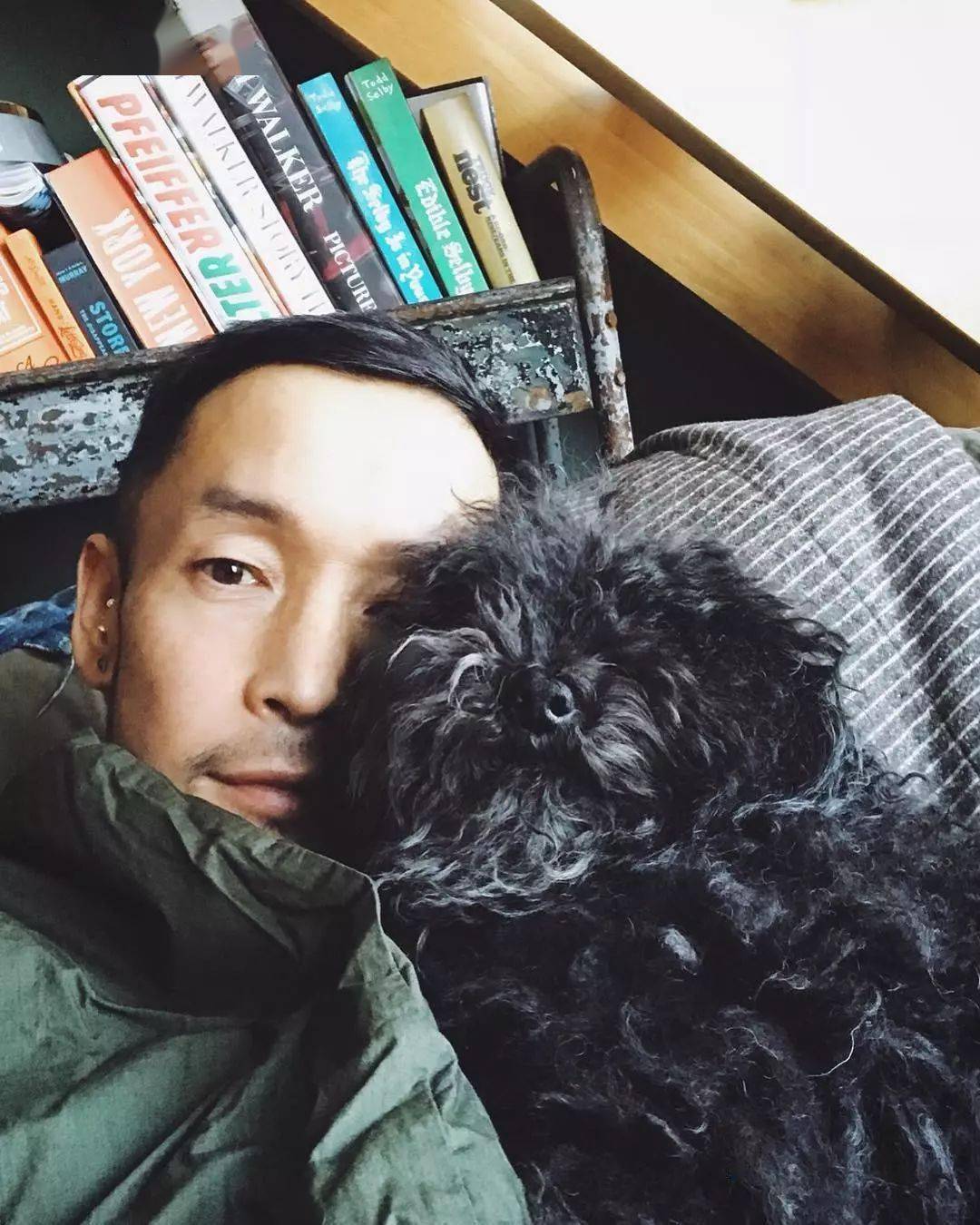 高冷大叔居然可爱的吐了个舌头~别的时尚博主出门戴领结,川本谕出门"