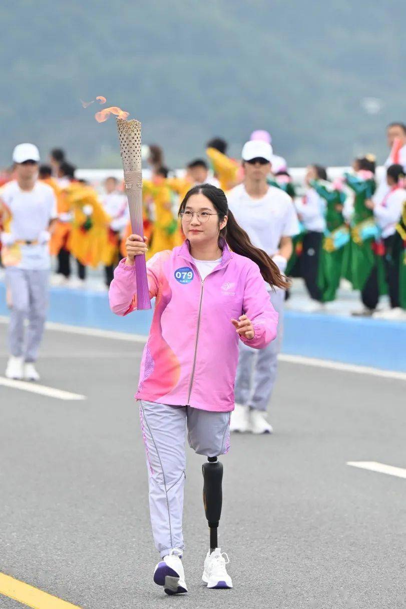 叶金燕_进行_假肢