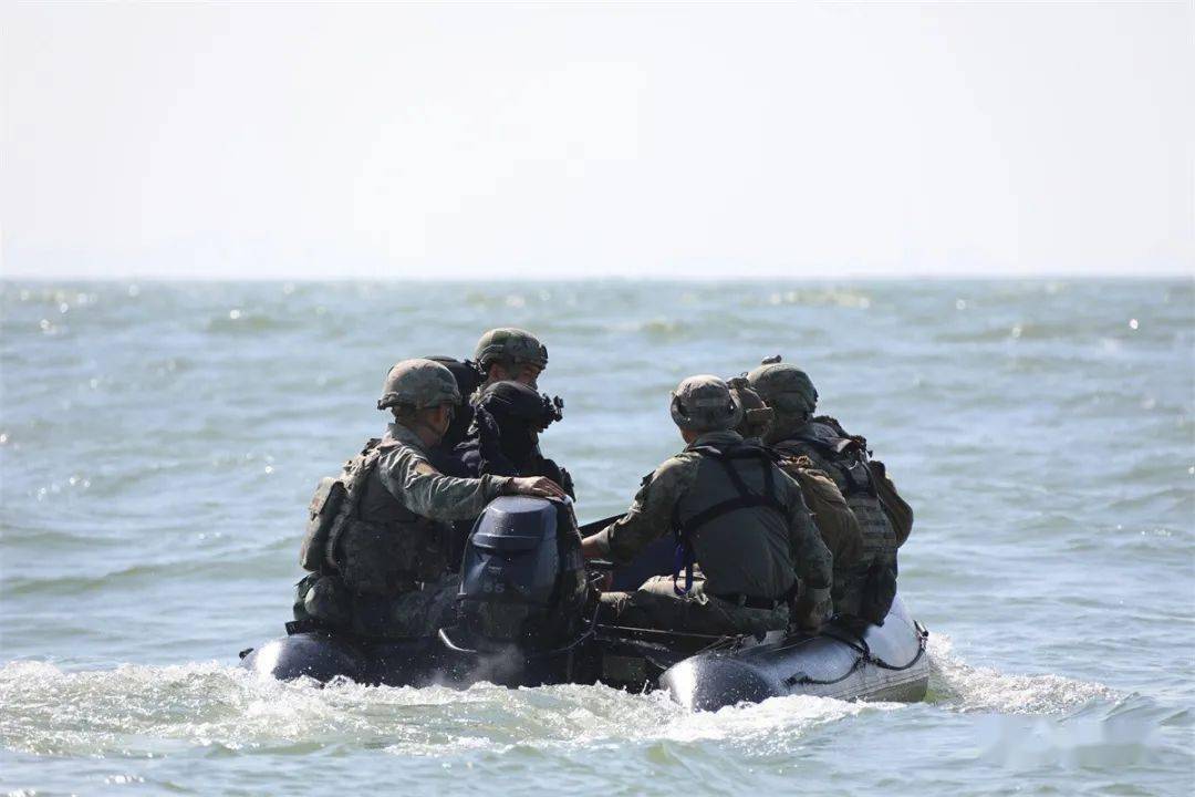 郭颖超摄▲中方参训队员协助沙方队员穿戴潜水装具.