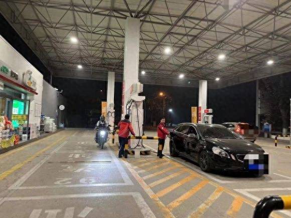 cn)记者 李佳佳 李贝贝 北京报道国内油价二连降,加满一箱油可少花2.