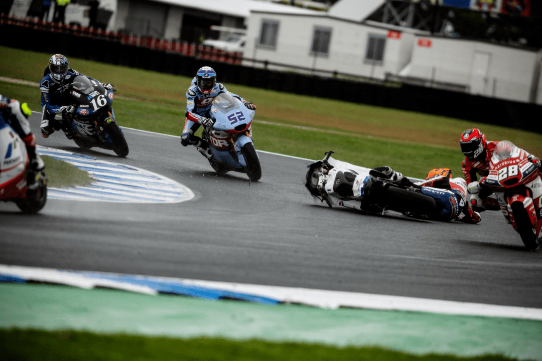 的比赛在恶劣的天气下进行,发车位置并不算好,52 号车的阿科巴(jeremy