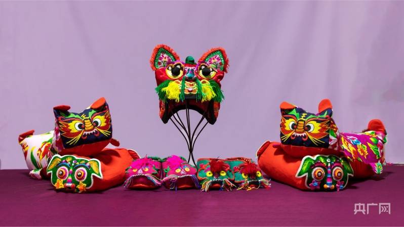 材料开始都是纯手工制作,第一步是打袼褙,剪样,画样,贴布,绣虎眉,虎眼