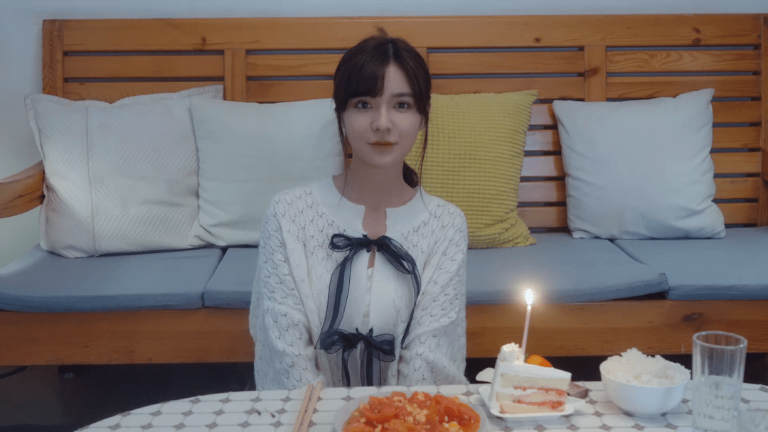 又比如在游戏中饰演"肖鹿"的邹佳佳,她是snh48五期生,snh48 team xii