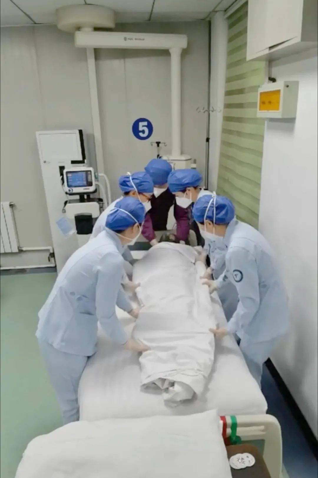 "趴着睡"的呼吸治疗方式——俯卧位通气_患者_护理_血流