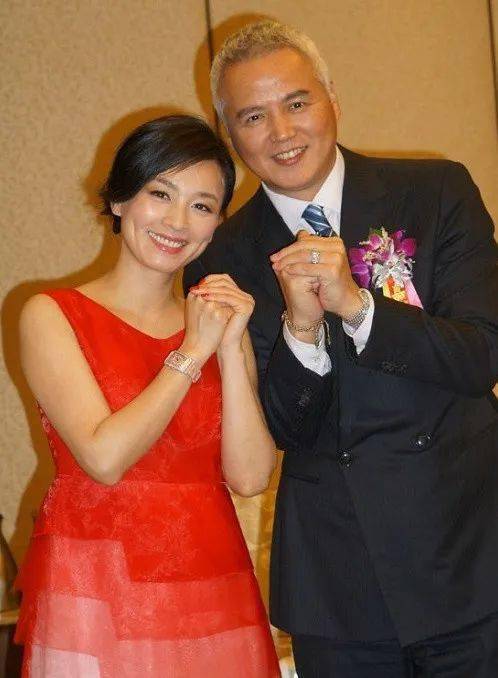 张庭跟老公林瑞阳能高调回来继续搞他们的微商事业了,其名下的96套