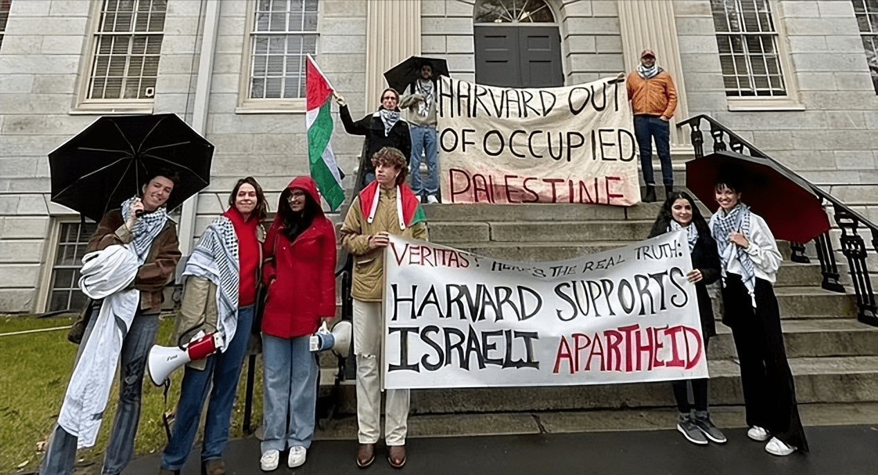 在耶鲁大学,有人在校园周围用粉笔写下了"自由巴勒斯坦"的信息.