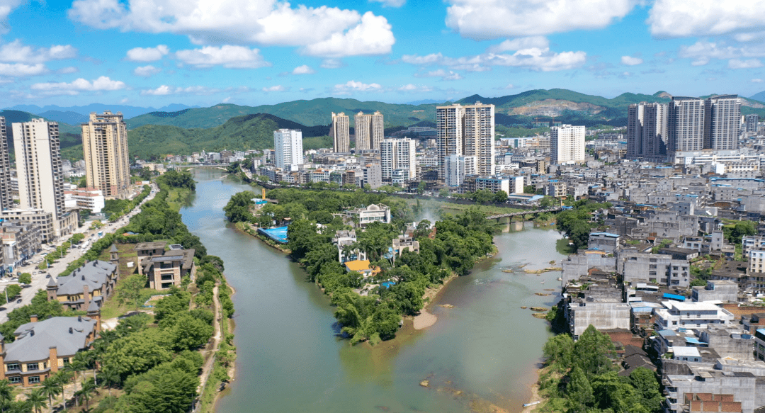 防城江畔夕阳西下,晚风徐来,沿着绿道,眺望着港城的城市风景,感受到