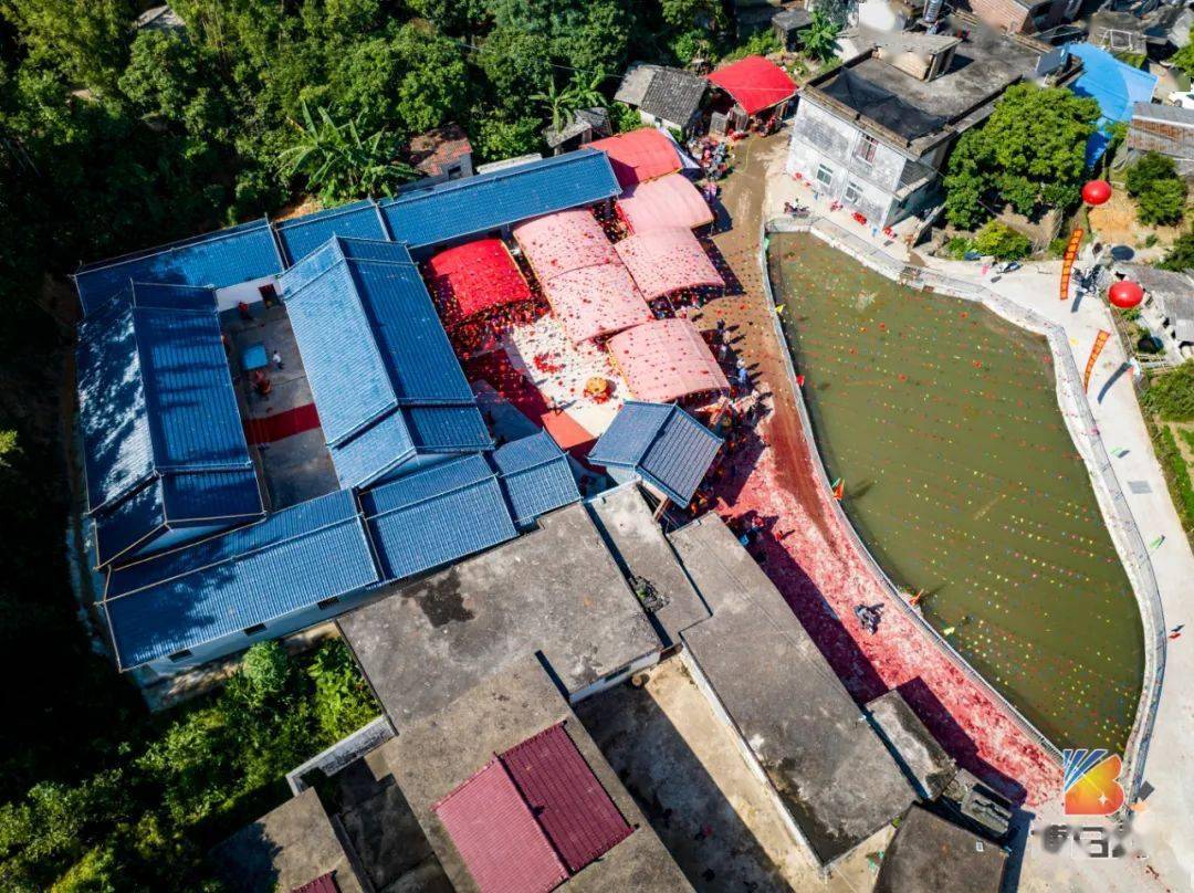 重阳节之夜,博白一村庄灯火通明,烟花璀璨,原来是为这件大事!