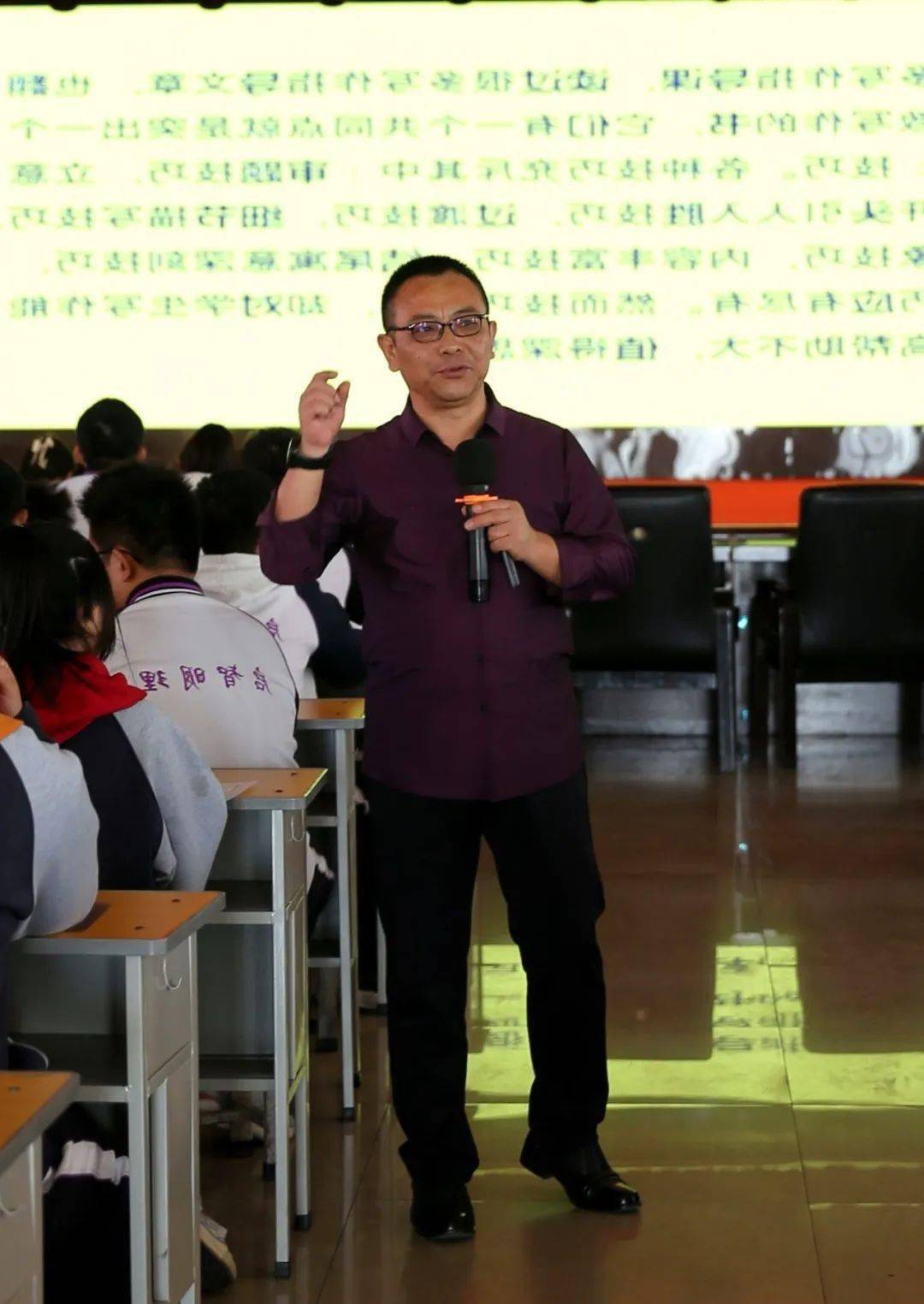 名师崔俊杰在晋中市太谷区启航学校讲授作文课_写作_袁婆婆_现实