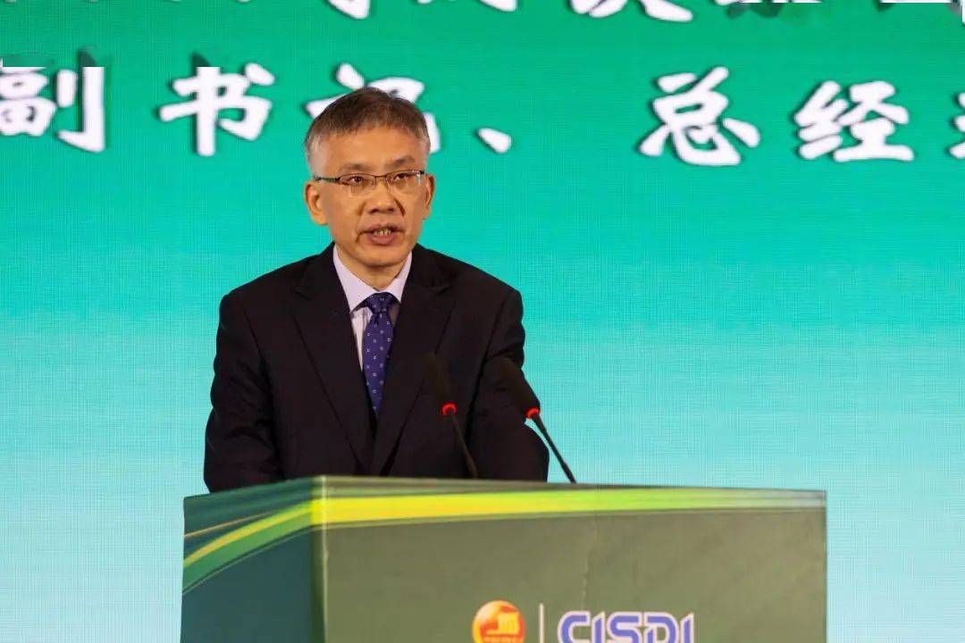 图为侯安贵作报告侯安贵在题为《构建开放创新生态 加快钢铁绿色革命