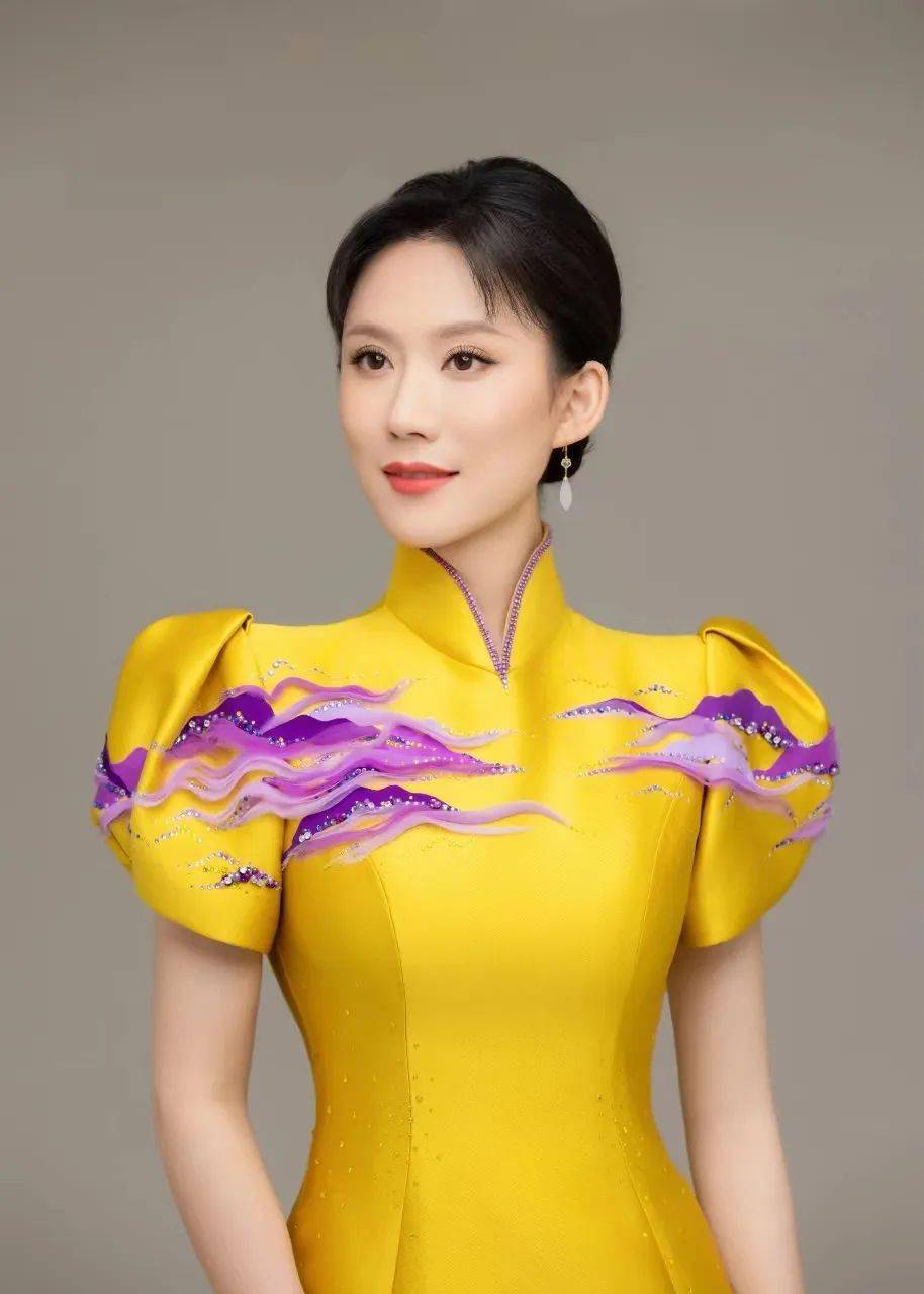 杨西音子礼服图片