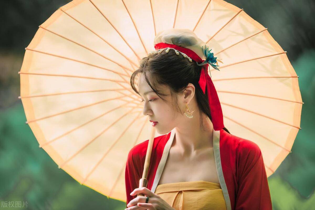 三五之夜,明月半墙,桂影斑驳,风移影动,珊珊可爱.