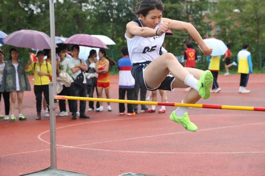 总分奖如下:第一名:白沙中学第二名:桂平一中第三名:桂平五中第四名