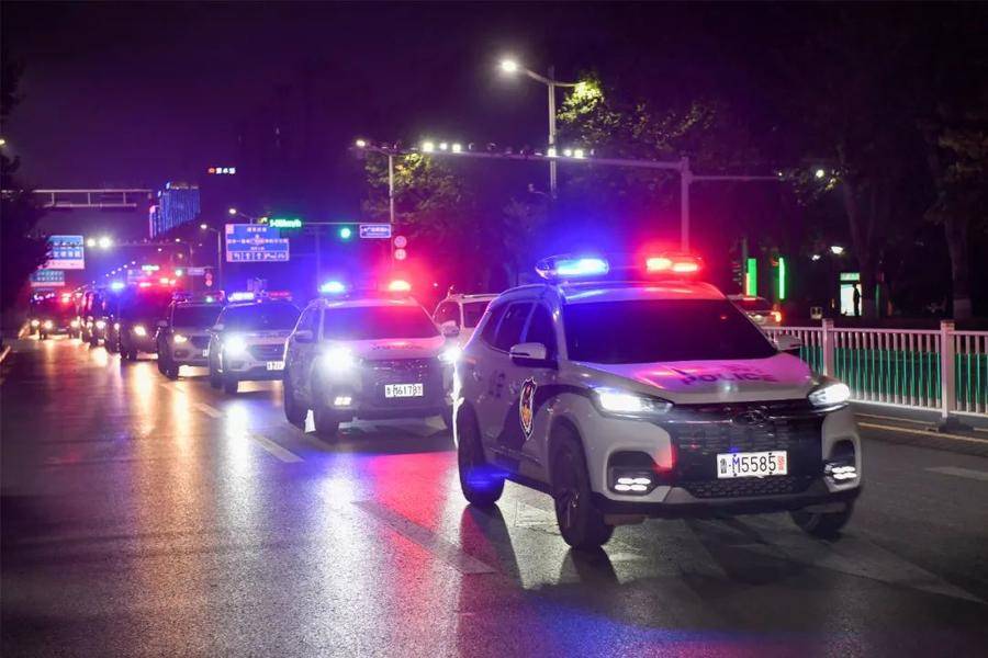 日19时邹平公安院内警灯闪烁全体民警辅警队列整齐整装待发"警灯闪烁