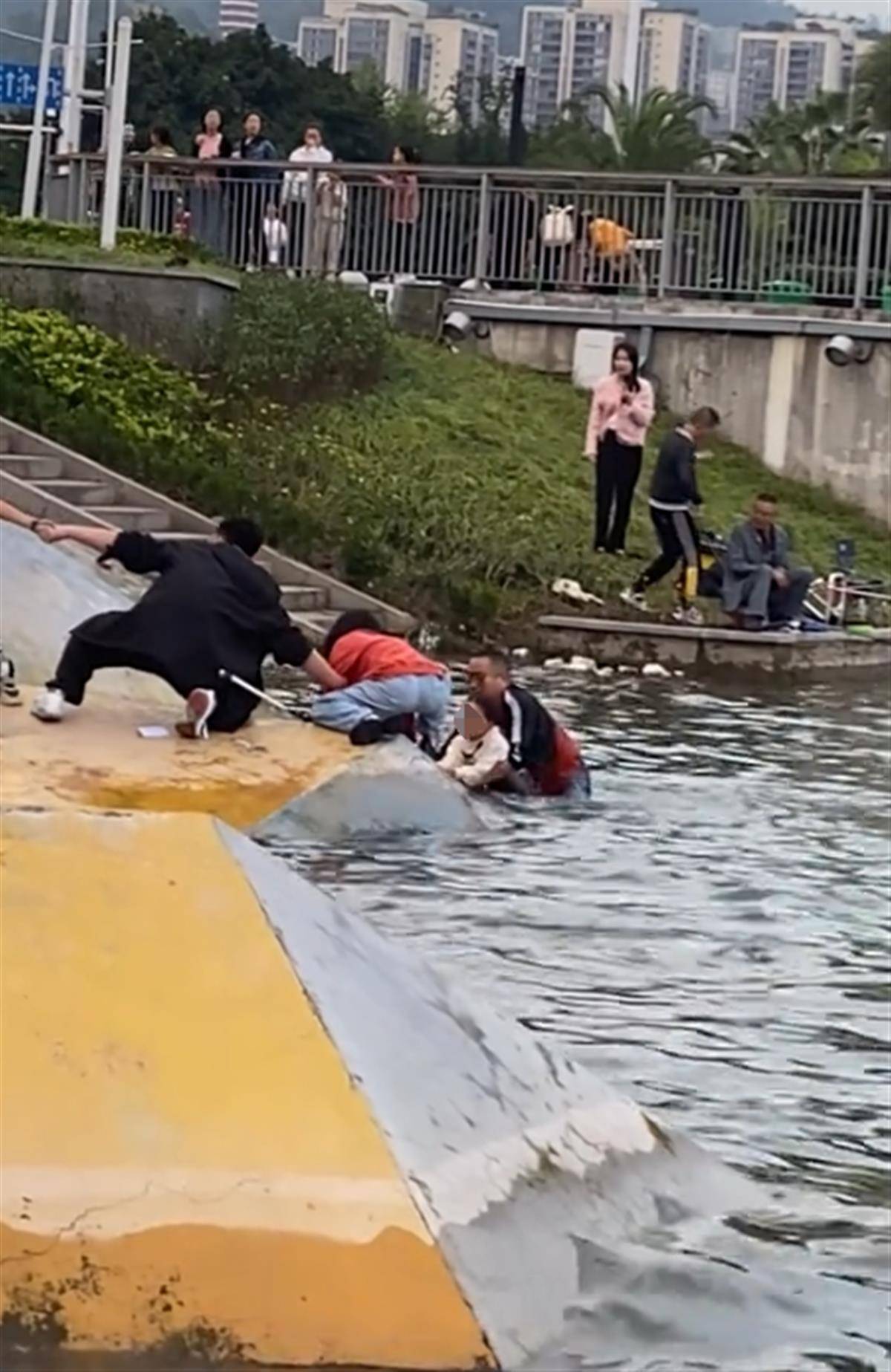 重庆一老师跳江救起2儿童，自己被冲走失联，目击者讲述救人全程_手机新浪网